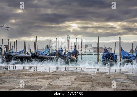 Gondoles amarrées pendant la marée haute sur la place Saint-Marc, Venise, Italie, Europe Banque D'Images