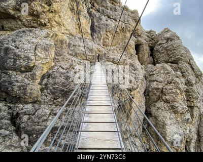 Randonnée aventureuse jusqu'au mont Lagazuoi dans les Alpes Dolomites, pronvince autonome du Tyrol du Sud en Italie Banque D'Images