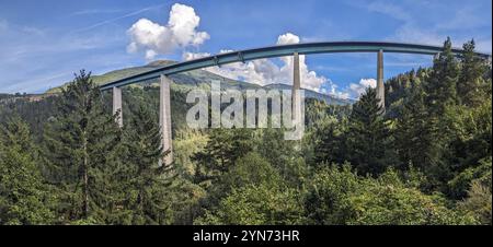 Emblématique pont de l'Europe de la célèbre autoroute du Brenner menant à travers les alpes à l'Italie, situé en Autriche Banque D'Images