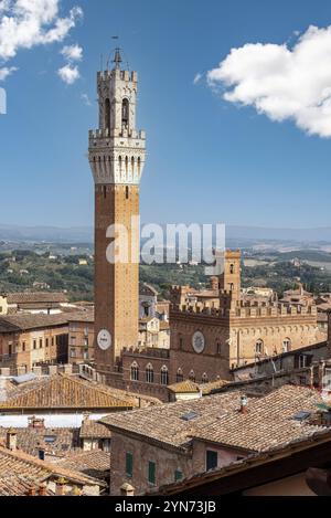 Vue sur les toits de Sienne vers la Torre Magna, vue du toit de la cathédrale de Sienne, Italie, Europe Banque D'Images