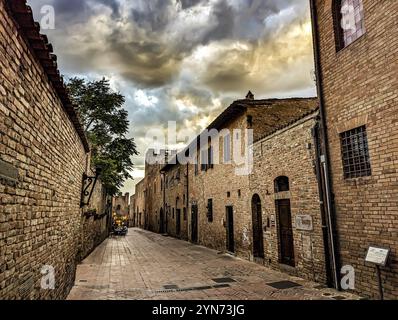 Via Giovanni Boccaccio dans la petite ville Certaldo en Toscane, Italie, Europe Banque D'Images