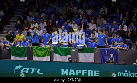 Malaga, Malaga, Espagne. 24 novembre 2024. Impressions, fans de Team Italy célèbrent la victoire du point lors de la FINALE DE LA COUPE DAVIS 2024 - finale 8 - Tennis masculin (crédit image : © Mathias Schulz/ZUMA Press Wire) USAGE ÉDITORIAL SEULEMENT! Non destiné à UN USAGE commercial ! Crédit : ZUMA Press, Inc/Alamy Live News Banque D'Images