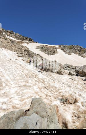 Randonnée des derniers mètres jusqu'à la cabane Mueller, le mont Oliver en arrière-plan, le parc national d'Aoraki, l'île du Sud de la Nouvelle-Zélande Banque D'Images