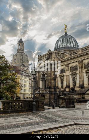 Le centre de Dresde avec la coupole de l'église emblématique Frauenkirche, Allemagne, Europe Banque D'Images