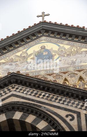 Portail de la cathédrale médiévale Saint André à Amalfi, Italie, Europe Banque D'Images