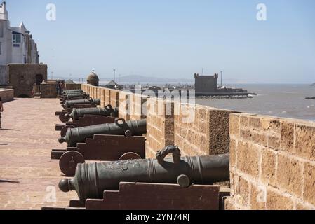 Le bastion d'Essaouira avec ses canons médiévaux en bronze, Maroc, Afrique Banque D'Images