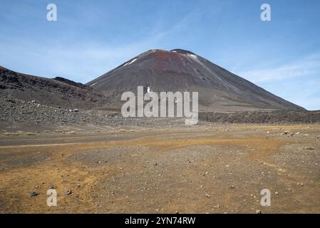 Randonnée à pied sur le Tongariro Alpine Crossing, vue sur le Mont Ngauruhoe, Île du Nord de la Nouvelle-Zélande Banque D'Images