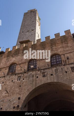 Place principale Piazza del Duomo à San Gimignano avec ses célèbres tours de palais, tour Rognosa et Theater dei Leggieri dans le centre, Italie, Europe Banque D'Images