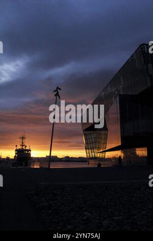 Reykjavik, Islande, 27 juin 2019, coucher de soleil sur la salle de concert Harpa et le port de Reykjavik en Islande, Europe Banque D'Images