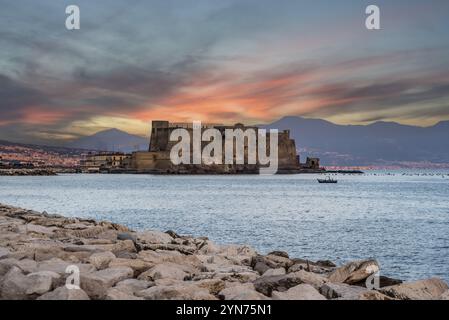 Lever du soleil sur le célèbre Castel dell'Ovo et le golfe de Naples, dans le sud de l'Italie Banque D'Images