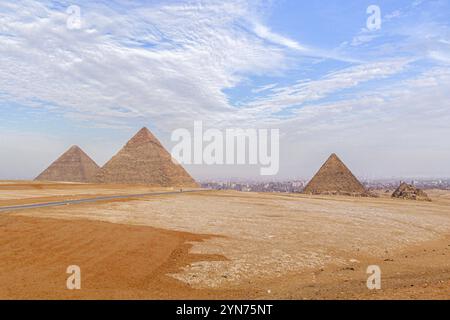 Les pyramides de Gizeh de l'arrière-plan, ville de Gizeh en arrière-plan, Egypte, Afrique Banque D'Images