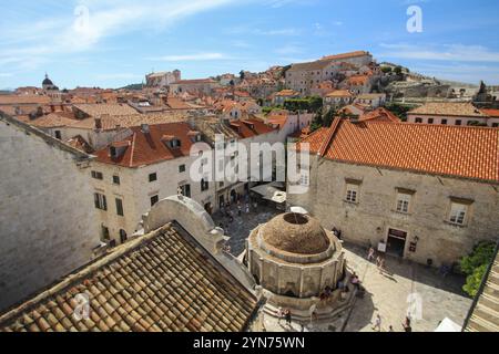 Célèbre fontaine Onofrio dans le centre-ville de Dubrovnik, vue depuis les remparts de la ville, Croatie, Europe Banque D'Images