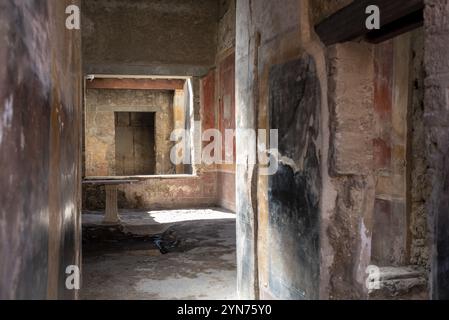 POMPÉI, ITALIE, 04 MAI 2022, entrée et étage dans l'atrium d'une ancienne villa romaine à Pompéi, Italie du Sud Banque D'Images