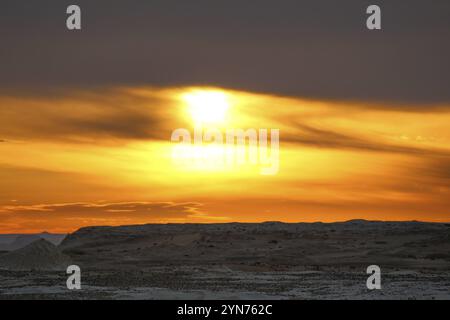 Coucher de soleil dans le désert libyen, désert blanc, formations calcaires sur le front, Farafra, Egypte, Afrique Banque D'Images