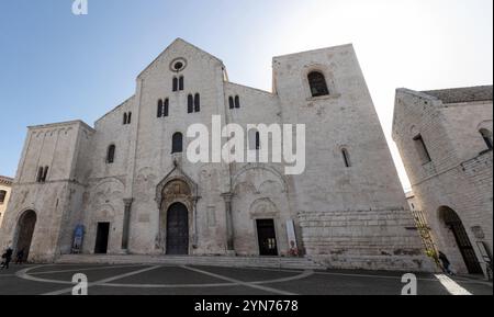 Façade de la basilique emblématique San Nicola dans le centre-ville de Bari, Italie, Europe Banque D'Images