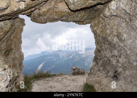 Vue d'une faille des tunnels du Mont Lagazuoi, construits pendant la première Guerre mondiale, les Alpes Dolomites dans le Tyrol du Sud Banque D'Images