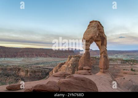 Lever de soleil sur Delicate Arch dans le parc national des Arches, États-Unis, Amérique du Nord Banque D'Images