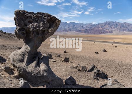 Célèbre Mushroom Rock dans la Vallée de la mort, États-Unis, Amérique du Nord Banque D'Images