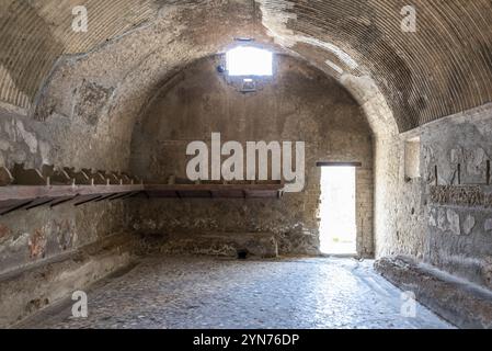 HERCULANUM, ITALIE, 05 MAI 2022, bains thématiques de dames anciennes dans la ville romaine d'Herculanum Banque D'Images