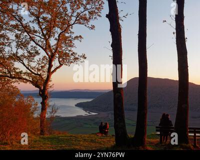 Les couples profitent d'un moment romantique et d'une vue sur le Lago di Vico à l'automne dans la région du Latium, en Italie. 24 novembre 2024 Banque D'Images