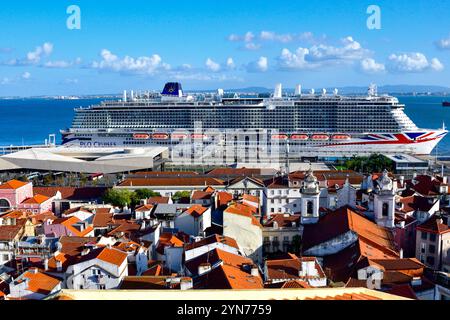 Surplombant les toits du quartier d'Alfama et le majestueux Arvia amarré à Porto de Lisboa, depuis la colline au point de vue Miradouro de Santa Luzia, Lisbonne Banque D'Images