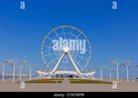 La grande roue de Bakou, également connue sous le nom d'œil de Bakou et roue du diable, a ouvert ses portes en 2014 à Bakou, en Azerbaïdjan Banque D'Images