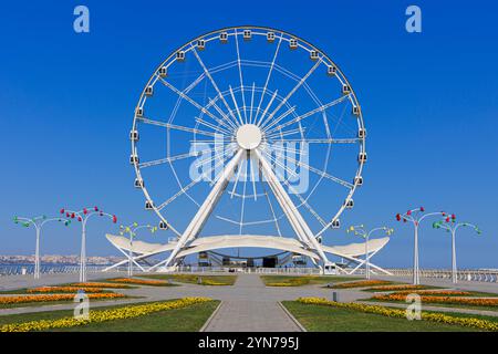 La grande roue de Bakou, également connue sous le nom d'œil de Bakou et roue du diable, a ouvert ses portes en 2014 à Bakou, en Azerbaïdjan Banque D'Images