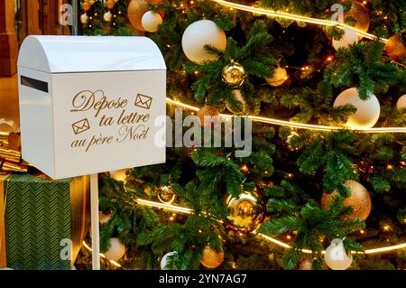 La phrase « Déposez votre lettre au Père Noël » est en français et signifie « déposez votre lettre au Père Noël » Banque D'Images