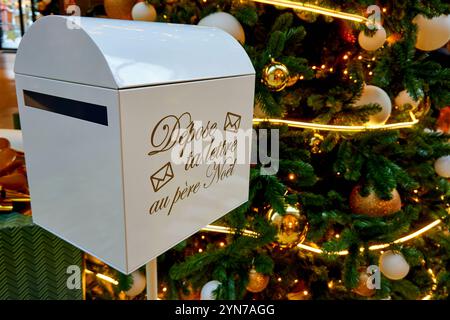 La phrase « Déposez votre lettre au Père Noël » est en français et signifie « déposez votre lettre au Père Noël » Banque D'Images