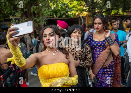 New Delhi, Inde. 24 novembre 2024. Les participants vêtus de tenues colorées prennent des selfies lors de la Delhi Queer Pride Parade, un événement annuel plaidant pour l’égalité des droits pour la communauté LGBTQ à New Delhi. Le défilé de la fierté queer à Delhi est une célébration animée de l'amour, de l'égalité et de l'acceptation. Il est organisé chaque année pour soutenir les droits LGBTQIA. Les gens se joignent au défilé avec des drapeaux colorés, des costumes lumineux et des signes joyeux, diffusant le message de respect et de compréhension. Il y a de la musique, de la danse et beaucoup de joie alors que tout le monde se réunit pour montrer son soutien à la communauté. Crédit : SOPA I Banque D'Images