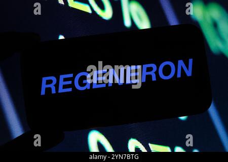 Dans cette illustration photo, le logo de la société Regeneron Pharmaceuticals est affiché sur un écran de smartphone. Banque D'Images