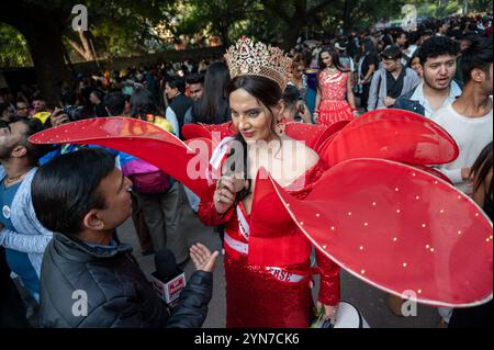 Un participant en robe rouge est vu lors de la Delhi Queer Pride Parade, un événement annuel plaidant pour l'égalité des droits pour la communauté LGBTQ à New Delhi. Le défilé de la fierté queer à Delhi est une célébration animée de l'amour, de l'égalité et de l'acceptation. Il est organisé chaque année pour soutenir les droits LGBTQIA. Les gens se joignent au défilé avec des drapeaux colorés, des costumes lumineux et des signes joyeux, diffusant le message de respect et de compréhension. Il y a de la musique, de la danse et beaucoup de joie alors que tout le monde se réunit pour montrer son soutien à la communauté. Ce n'est pas seulement une célébration, mais aussi une façon de demander l'égalité des droits Banque D'Images