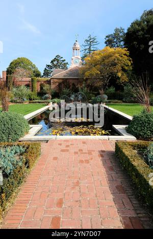 Tour de l'horloge vue depuis l'étang de jardin encastré à Filoli Historic House and Garden, Woodside, Californie. Banque D'Images