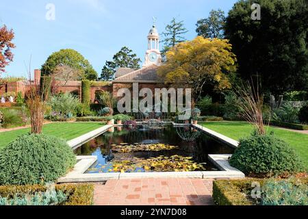 Tour de l'horloge vue depuis l'étang de jardin encastré à Filoli Historic House and Garden, Woodside, Californie. Banque D'Images