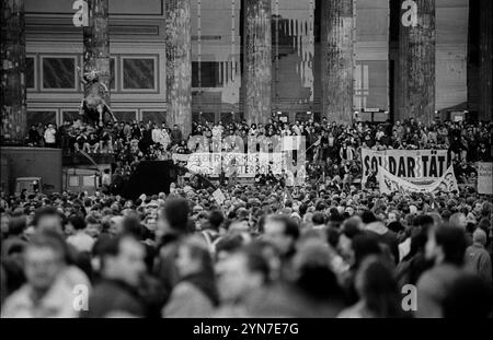 Démonstration zum 9. Novembre Deutschland, Berlin, 09.11.1991, Demo zum 9. Novembre Reichskristallnacht, Abschlußkundgebung im Lustgarten Altes Museum, Â *** manifestation le 9 novembre Allemagne, Berlin, 09 11 1991, manifestation le 9 novembre Reichskristallnacht , rassemblement de clôture au Lustgarten Altes Museum , Â Banque D'Images