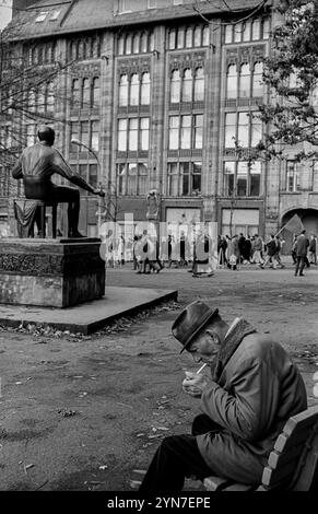 Démonstration zum 9. Novembre Deutschland, Berlin, 09.11.1991, Demo zum 9. Novembre Reichskristallnacht, alter rauchender Mann am Heinrich Heine Denkmal , Â *** manifestation le 9 novembre Allemagne, Berlin, 09 11 1991, manifestation le 9 novembre Reichskristallnacht, vieux fumeur au mémorial Heinrich Heine , Â Banque D'Images