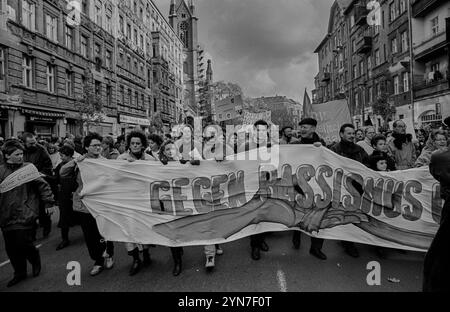 Démonstration zum 9. Novembre Deutschland, Berlin, 09.11.1991, Demo zum 9. Novembre Reichskristallnacht, Demobeginn an der Gethsemanekirche, Â *** démonstration le 9 novembre Allemagne, Berlin, 09 11 1991, démonstration le 9 novembre Reichskristallnacht, démonstration commence au Gethsemanekirche, Â Banque D'Images