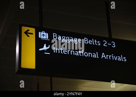 Signalisation aéroport pour les ceintures à bagages 2-3 et les arrivées internationales Banque D'Images