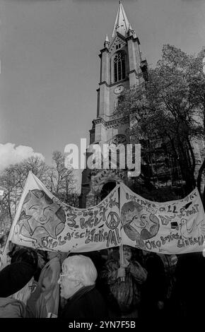 Démonstration zum 9. Novembre Deutschland, Berlin, 09.11.1991, Demo zum 9. Novembre Reichskristallnacht, Demobeginn an der Gethsemanekirche, Â *** démonstration le 9 novembre Allemagne, Berlin, 09 11 1991, démonstration le 9 novembre Reichskristallnacht, démonstration commence au Gethsemanekirche, Â Banque D'Images