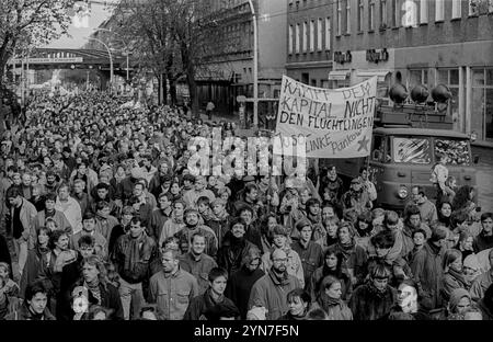 Démonstration zum 9. Novembre Deutschland, Berlin, 09.11.1991, Demo zum 9. Novembre Reichskristallnacht, in der Kastanienallee, Â *** manifestation le 9 novembre Allemagne, Berlin, 09 11 1991, manifestation le 9 novembre Reichskristallnacht, Kastanienallee, Â Banque D'Images