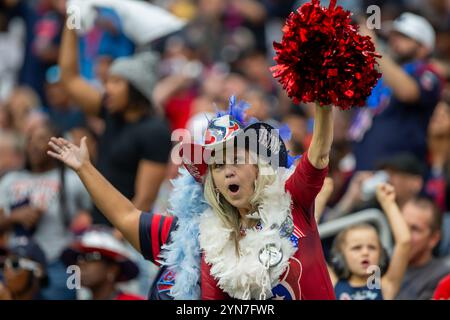 Cypress, Texas, États-Unis. 24 novembre 2024. Les fans des Texans célèbrent après un touchdown lors du match des Texans de Houston et des Titans du Tennessee au stade NRG de Houston. (Crédit image : © Domenic Grey/ZUMA Press Wire) USAGE ÉDITORIAL SEULEMENT! Non destiné à UN USAGE commercial ! Crédit : ZUMA Press, Inc/Alamy Live News Banque D'Images