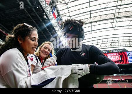 Cypress, Texas, États-Unis. 24 novembre 2024. Les Texans reçoivent LE CHAR DELL (3) signe des autographes avant le match des Texans de Houston et des Titans du Tennessee au stade NRG de Houston. (Crédit image : © Domenic Grey/ZUMA Press Wire) USAGE ÉDITORIAL SEULEMENT! Non destiné à UN USAGE commercial ! Crédit : ZUMA Press, Inc/Alamy Live News Banque D'Images