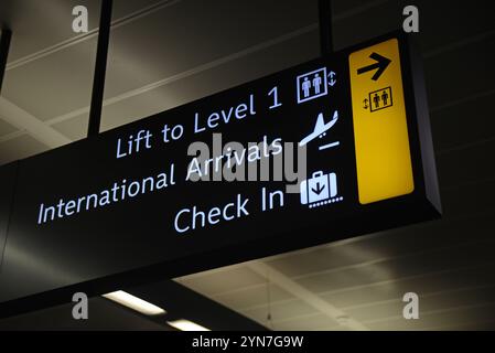 Signalisation aéroport pour les ascenseurs, l'enregistrement et les arrivées internationales Banque D'Images
