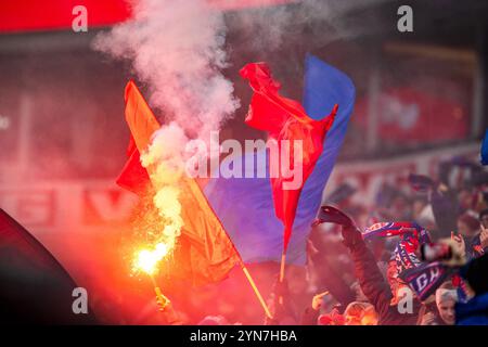 Oslo, Norvège. 24 novembre 2024. Oslo, Norvège, 24 novembre 2024 : les supporters de Valerenga utilisent des pyrotechniques lors de la finale du championnat de Norvège entre Valerenga et Rosenborg au stade Ullevaal à Oslo, Norvège (Ane Frosaker/SPP) crédit : SPP Sport Press photo. /Alamy Live News Banque D'Images