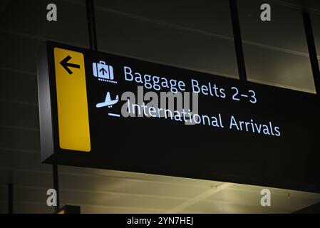 Signalisation aéroport pour les ceintures à bagages 2-3 et les arrivées internationales Banque D'Images