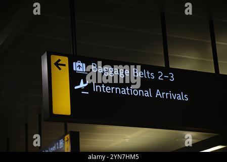 Signalisation aéroport pour les ceintures à bagages 2-3 et les arrivées internationales Banque D'Images