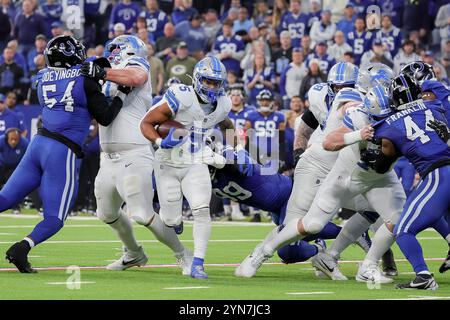 Indianapolis, Indiana, États-Unis. 24 novembre 2024. David Montgomery (5) porte le ballon pendant le match entre les Lions de Détroit et les Colts d'Indianapolis au Lucas Oil Stadium, Indianapolis, Indiana. (Crédit image : © Scott Stuart/ZUMA Press Wire) USAGE ÉDITORIAL SEULEMENT! Non destiné à UN USAGE commercial ! Crédit : ZUMA Press, Inc/Alamy Live News Banque D'Images