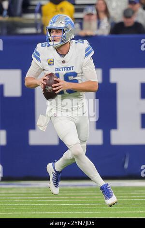 Indianapolis, Indiana, États-Unis. 24 novembre 2024. Le quarterback des Lions de Détroit, Jared Goff (16 ans), sort pour passer pendant le match entre les Lions de Détroit et les Colts d'Indianapolis au Lucas Oil Stadium, Indianapolis, Indiana. (Crédit image : © Scott Stuart/ZUMA Press Wire) USAGE ÉDITORIAL SEULEMENT! Non destiné à UN USAGE commercial ! Crédit : ZUMA Press, Inc/Alamy Live News Banque D'Images