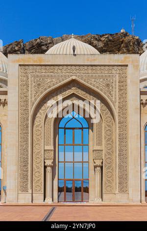 L'entrée principale de la mosquée Bibiheybat à Bakou, Azerbaïdjan par un beau matin d'été Banque D'Images