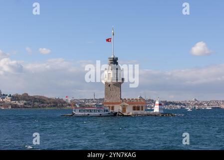 ISTANBUL, TURQUIE - 24 NOVEMBRE 2024 : Tour de jeune fille ou Kiz Kulesi situé au milieu du Bosphore, Istanbul en Turquie. Banque D'Images